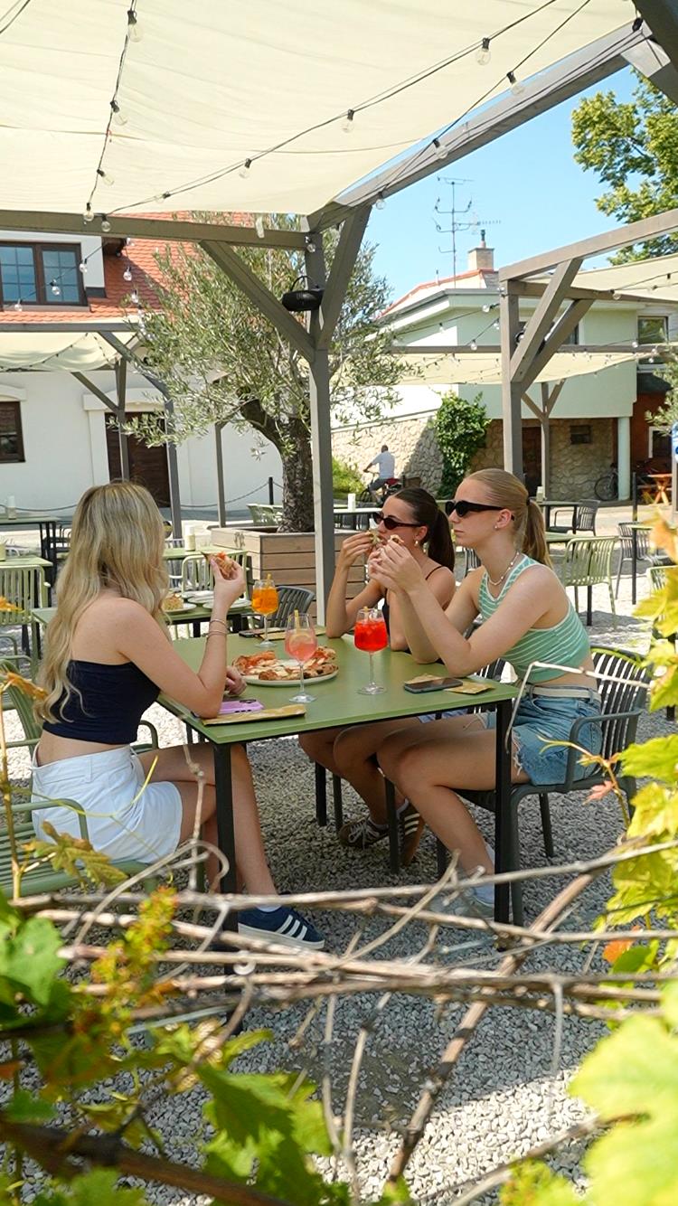 Hosté u stolu na zahradě za slunečného dne