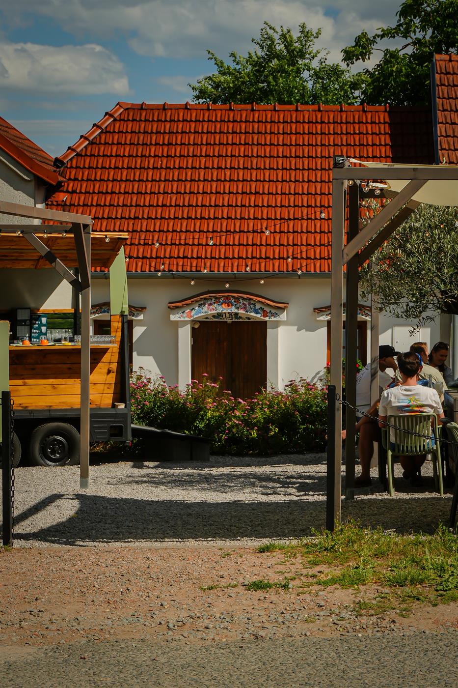 Malovaný vinný sklípek a dvůr Per La Pizza